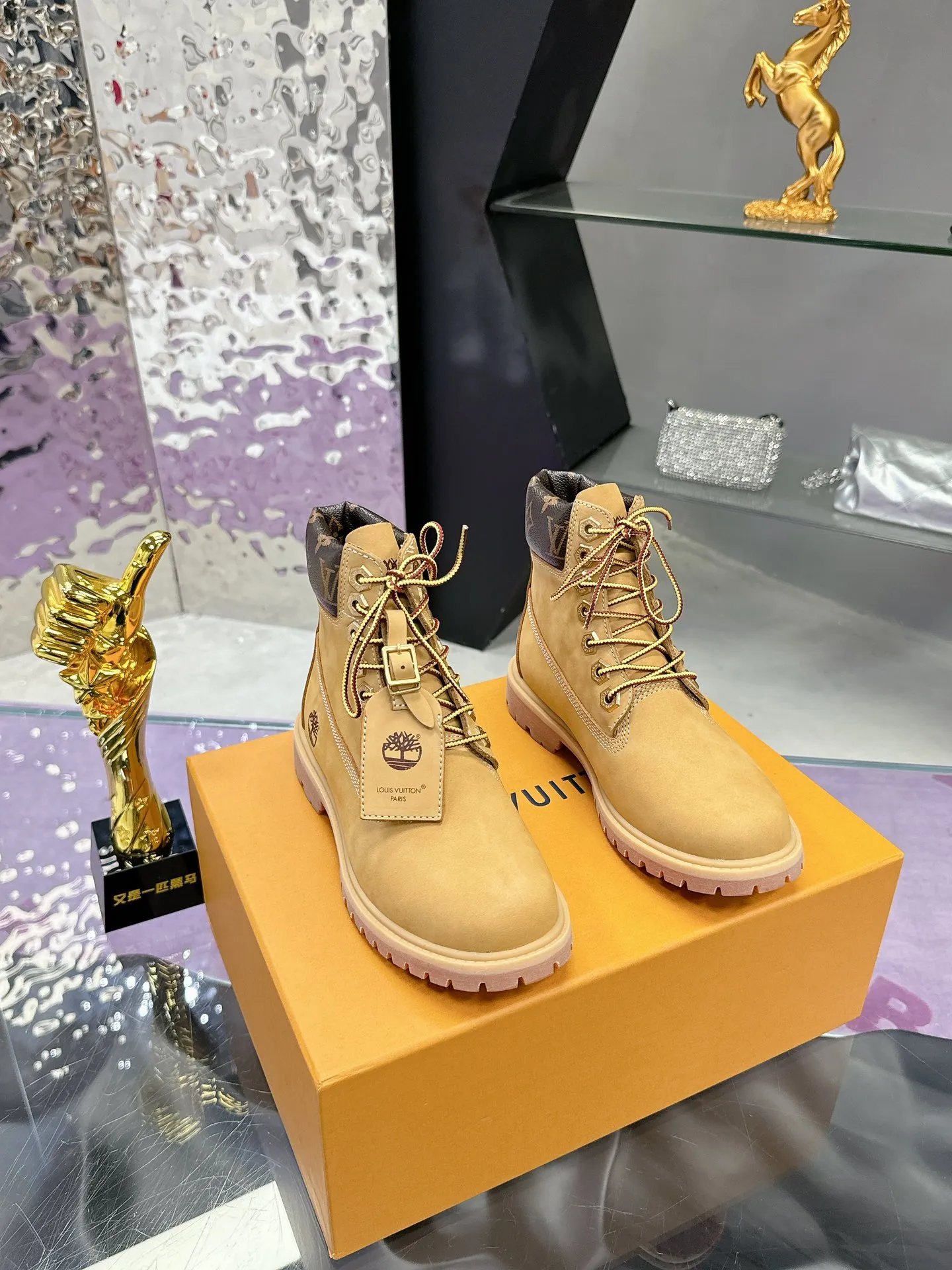 Factory price: 760💰 (Couple model) LV x Timberland Timberland joint model Presbyopia Rhubarb boots Ankle boots Short boots LV x Timberland ankle boots are made of Monogram embossed waterproof nubuck cow leather, relying on the brand's exquisite craftsmanship to carefully reshape the classic Timberland 6-inch boot shape in Italy, making an eye-catching appearance with American workwear style Men's men's shoes 💰Monogram created by harrell Williams The embossed tongue, original Timberland laces and outsole are exquisite details, and the leather label expresses the cooperation logo. Exquisite packaging at the delivery counter🛍📦 ▪️Material: Original custom imported first-layer cowhide ▪️Inner lining: Original custom leather lining ▪️Outsole: Original open-molded anti-slip rubber material ▪️Sole thickness: 3.5CM ▪️Size: Women's 35-40 ▪️Size: Men's size 39-44, customized 45, 46
